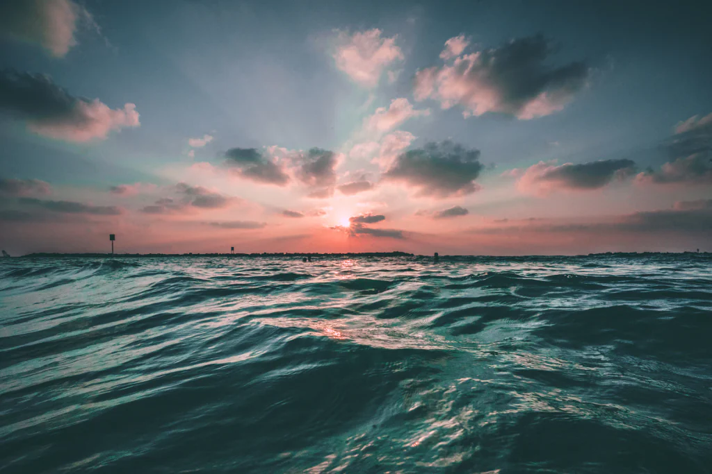 暮れていく海。うねりの向こうに水平線