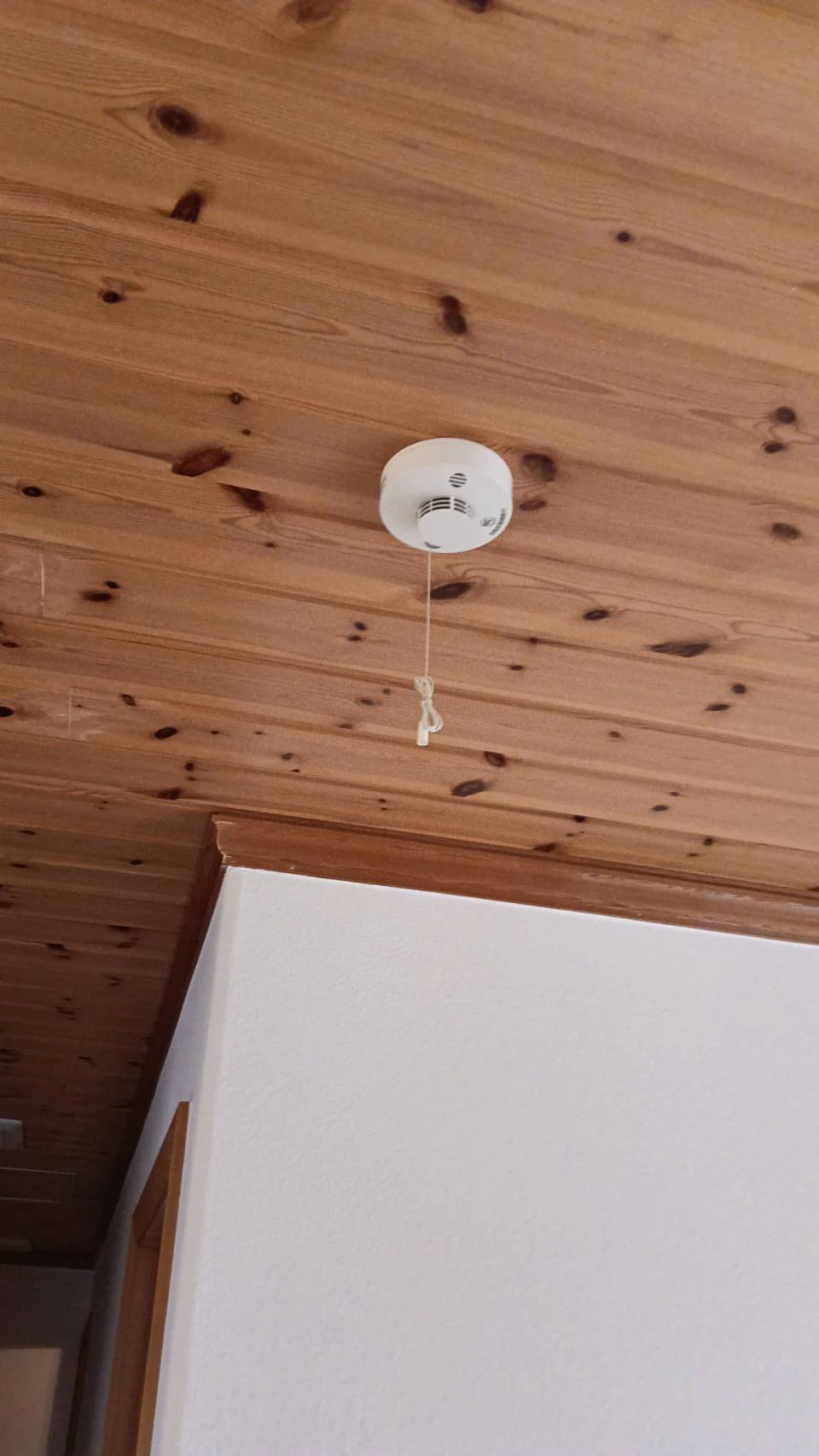 木の天井に取り付けられた住宅用火災警報器